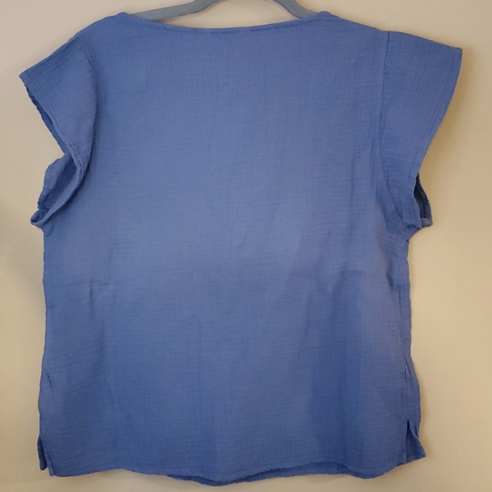 Three Dots Periwinkle Double Gauze V Neck Top Shirt Size M NWT'S - Picture 3 of 9